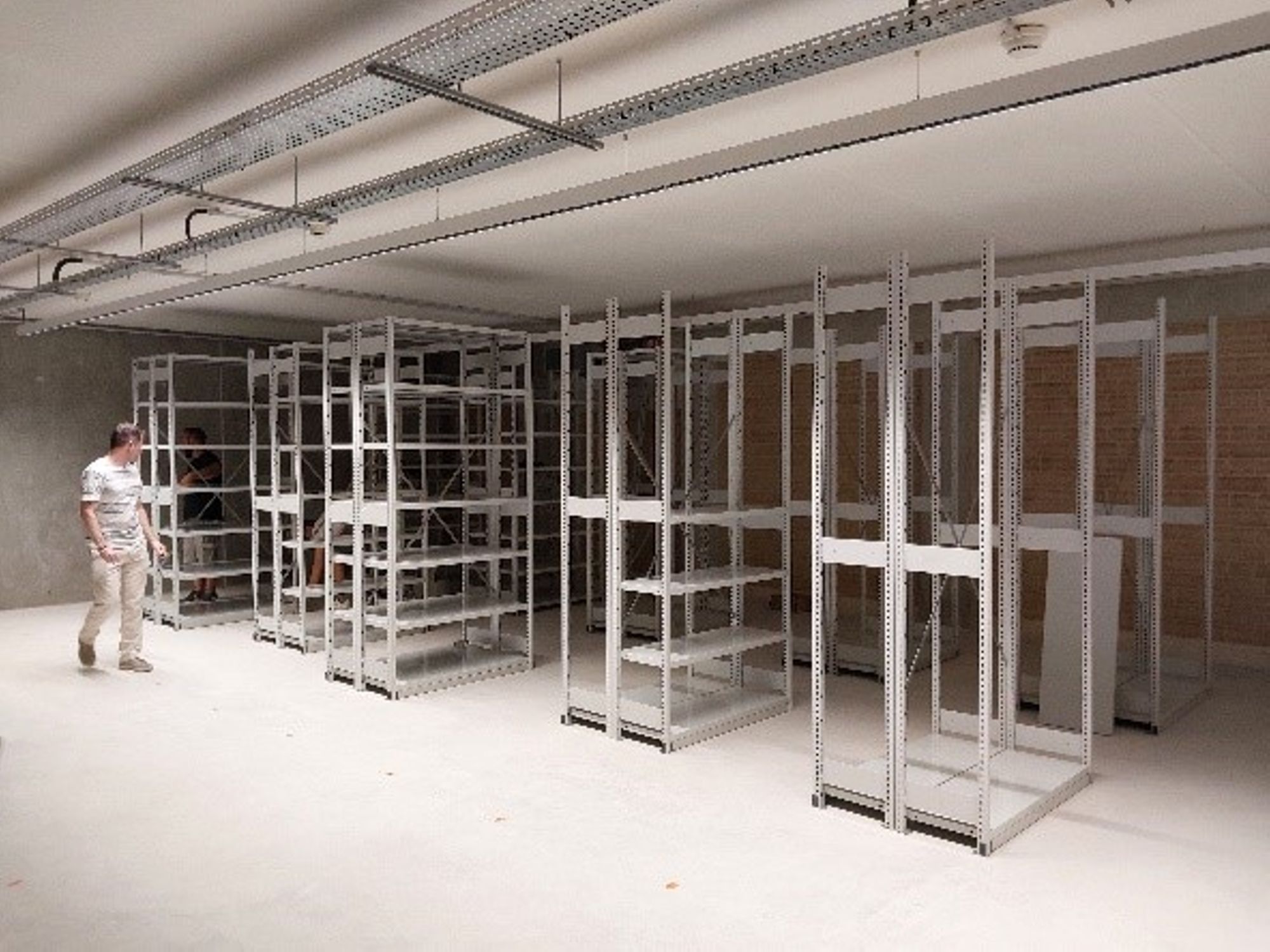 Recyclage de rayonnages. Ici, en cours de montage